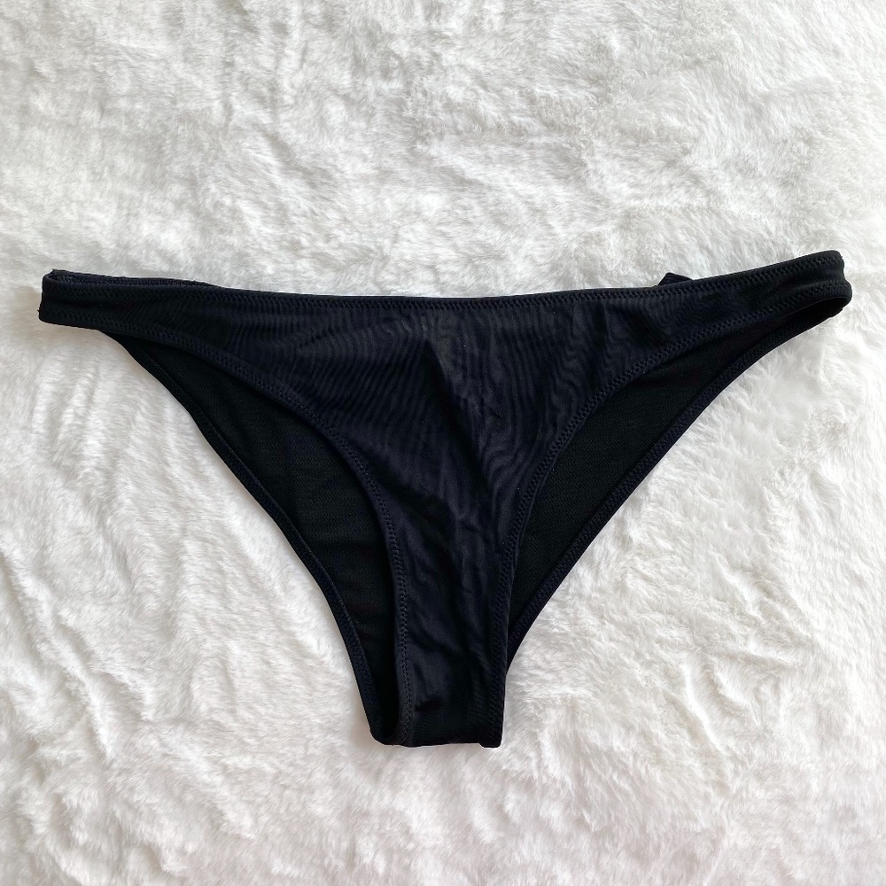 NWOT H&M black low rise bikini bottoms in Size 8